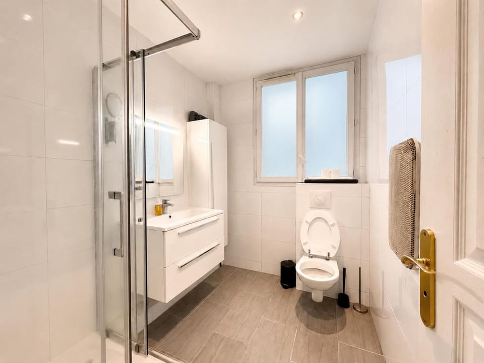 Shower, Toilet, Bathroom, towels
