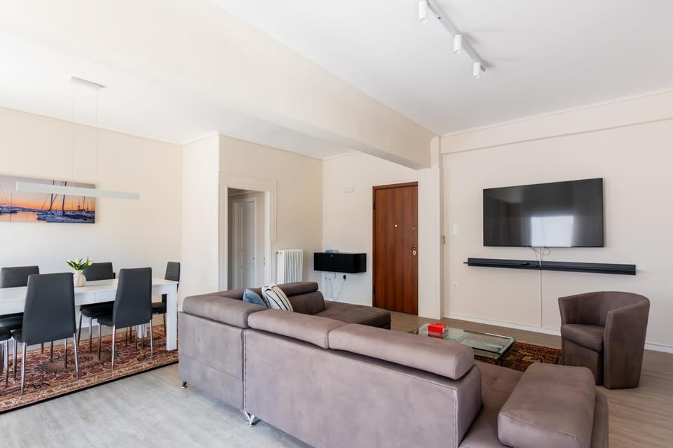 Sunny & Spacious Golf Glyfada Apartment - 2BD Apartment in South Athens