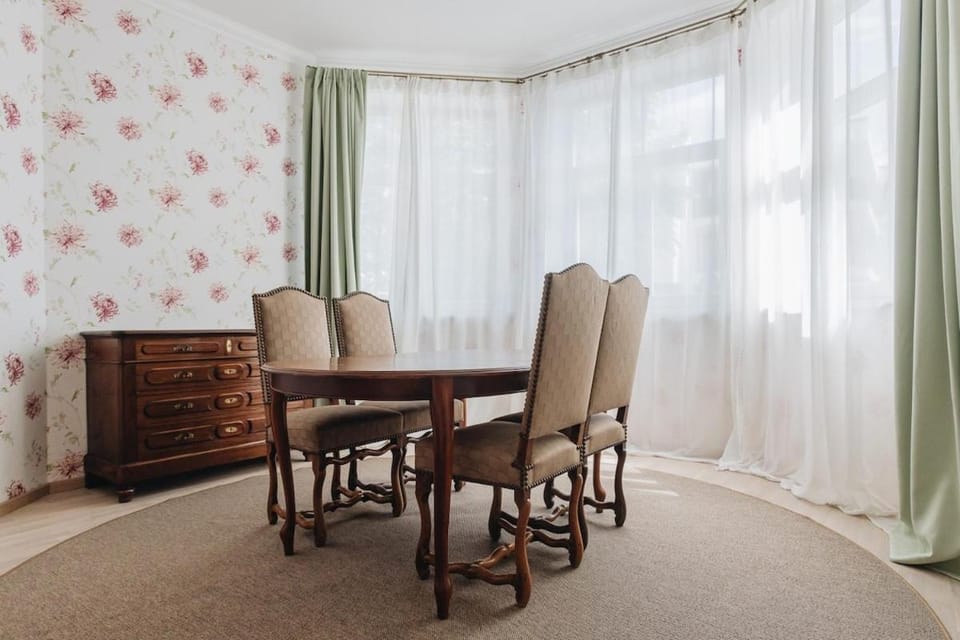 Living room, Seating area, Dining area