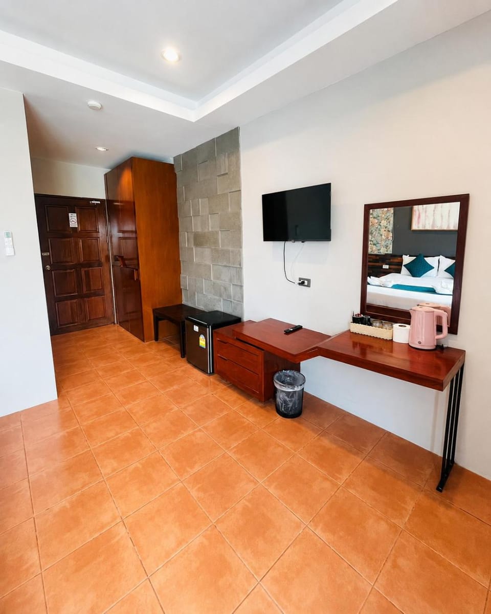 Bed, TV and multimedia, Photo of the whole room, Bedroom