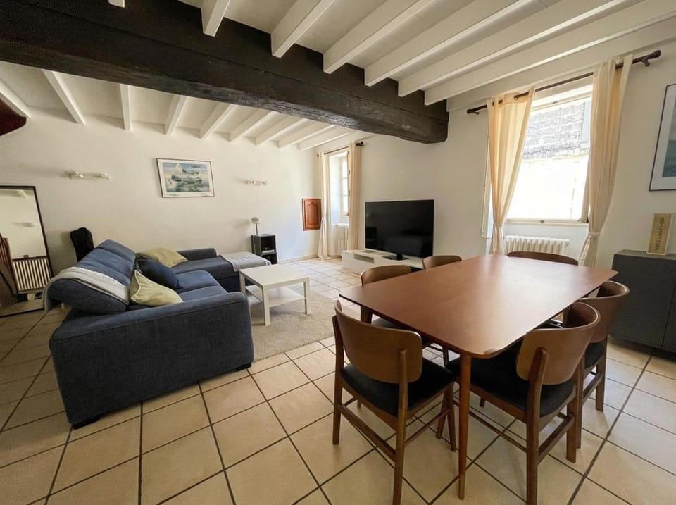 TV and multimedia, Living room, Seating area, Dining area