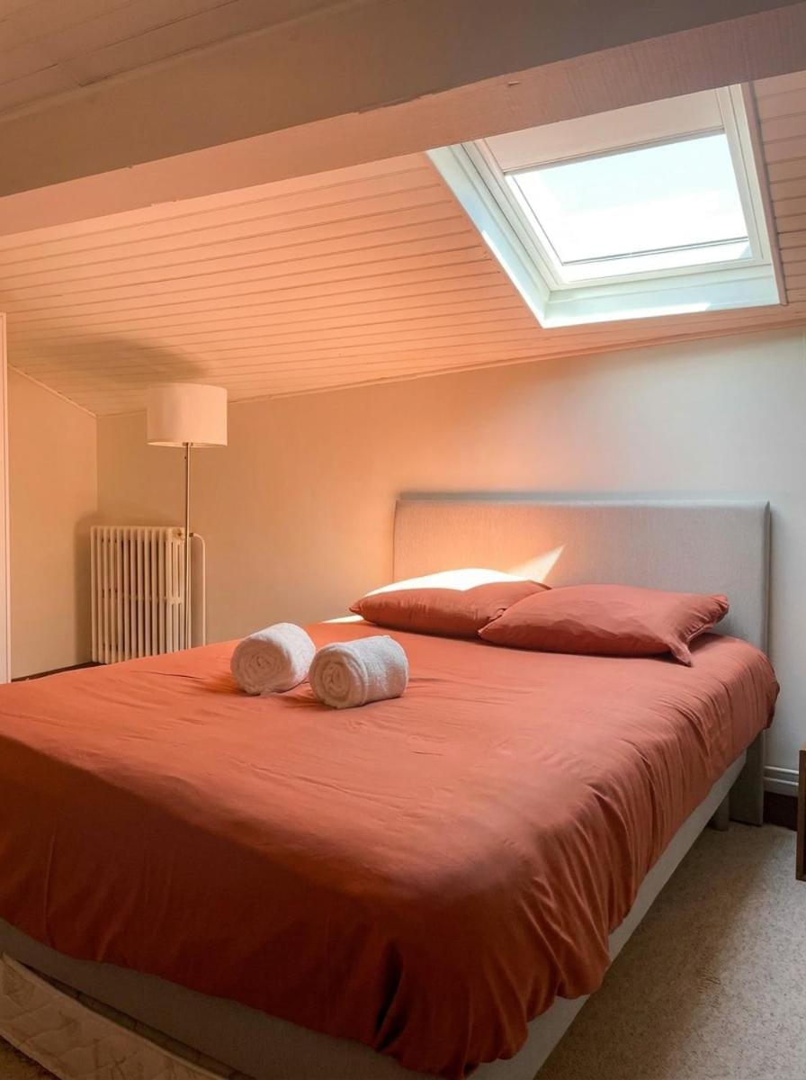 Bed, Photo of the whole room, Bedroom, towels
