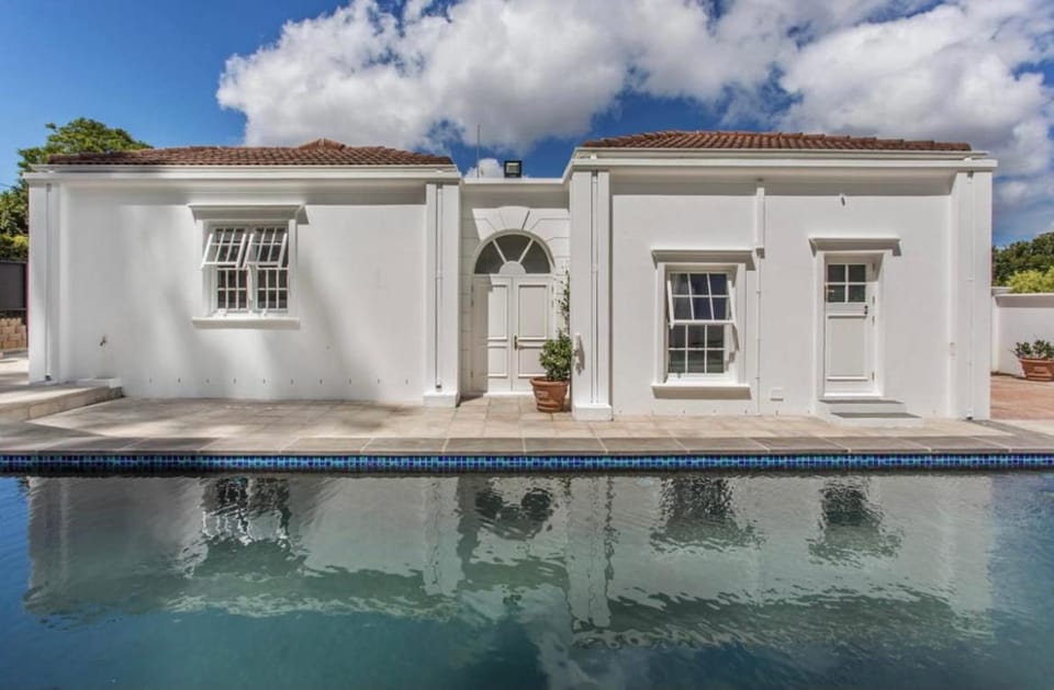 Upmarket serviced cottages with heated pool Constantia Heights House in Cape Town