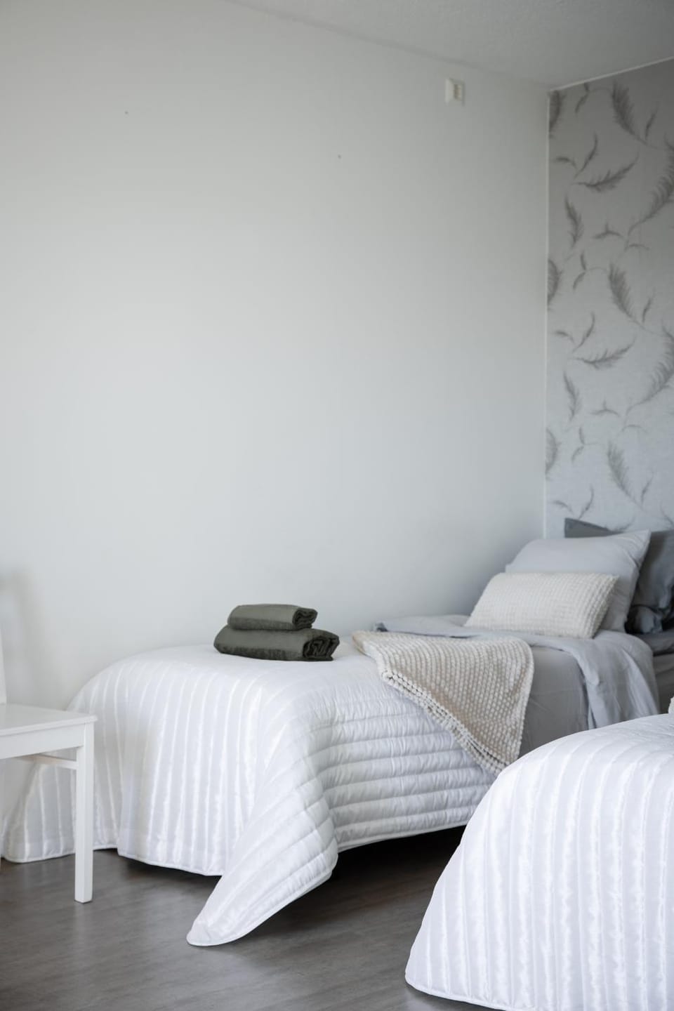 Bed, towels