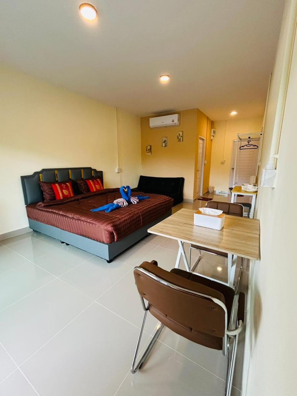 Bed, Photo of the whole room, Bedroom
