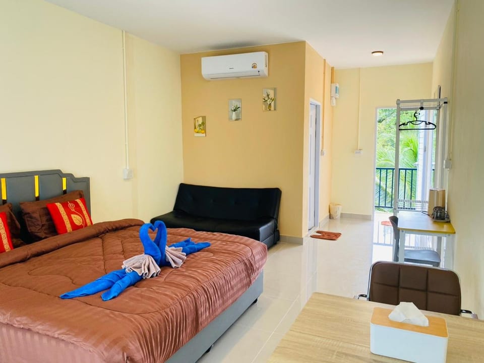 Bed, Photo of the whole room, towels, air conditioner