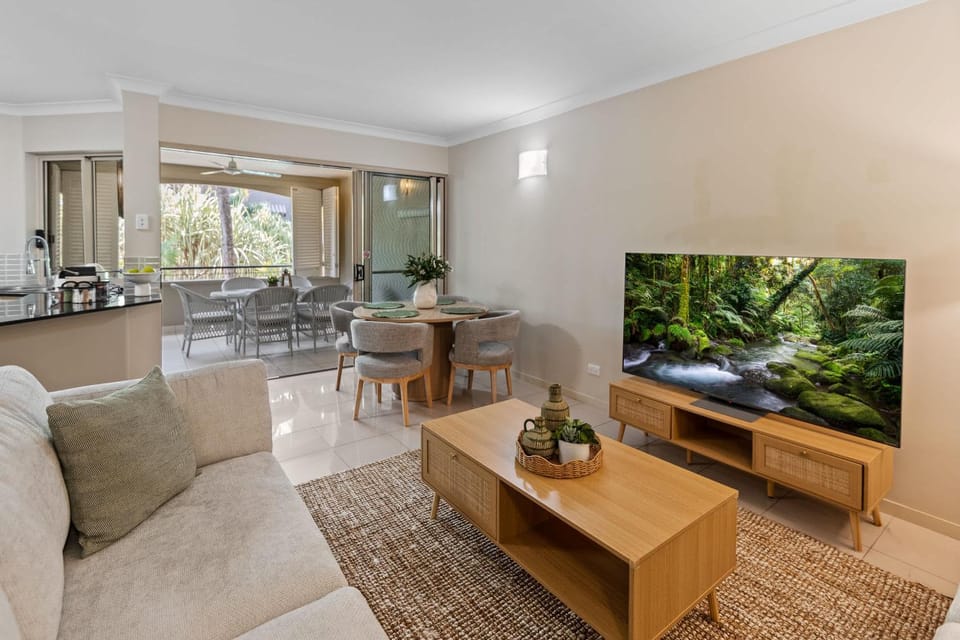 TV and multimedia, Living room, Evening entertainment