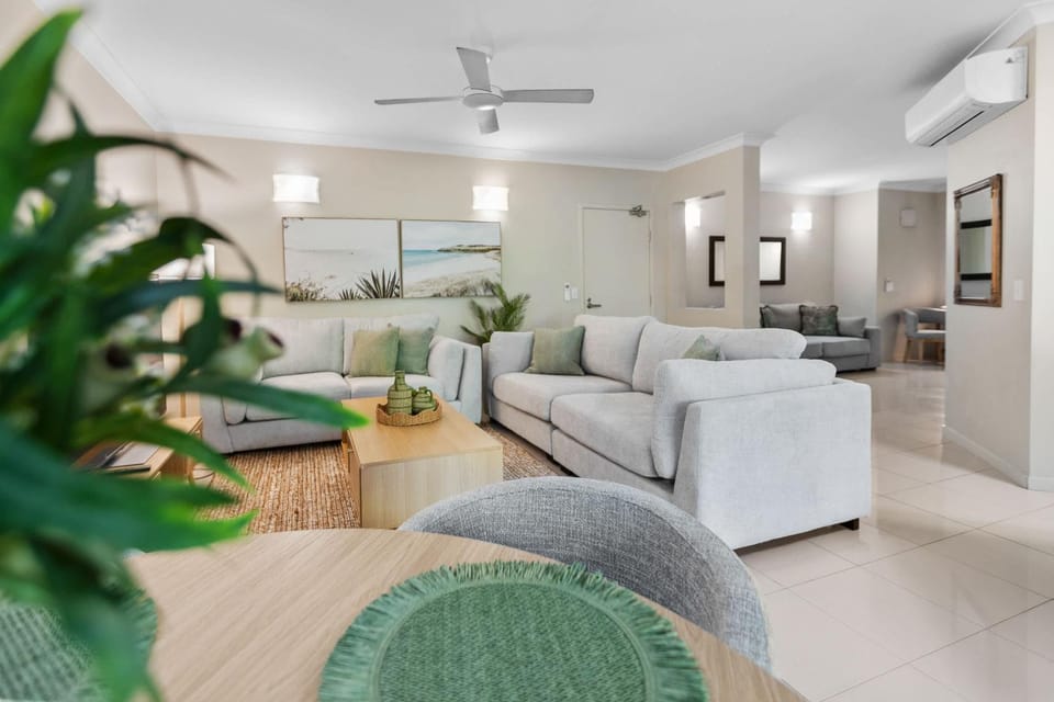 TV and multimedia, Living room, Seating area, air conditioner