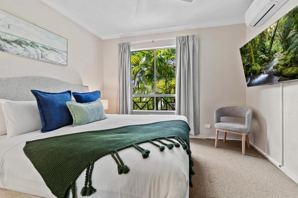 Bed, TV and multimedia, Photo of the whole room, Bedroom