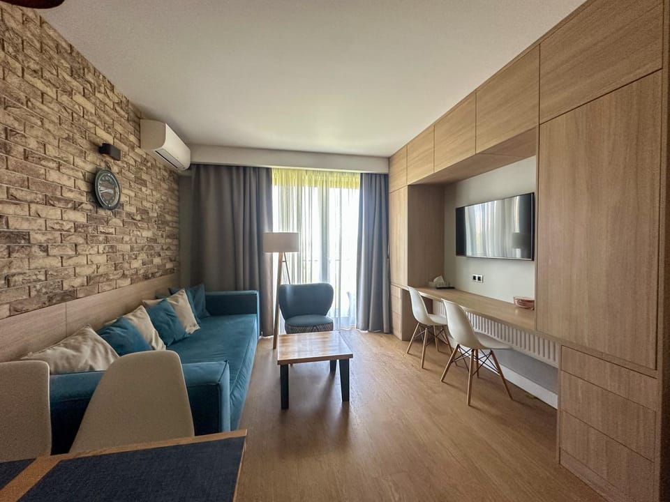 Communal lounge/ TV room, TV and multimedia, Living room, Seating area, Dining area
