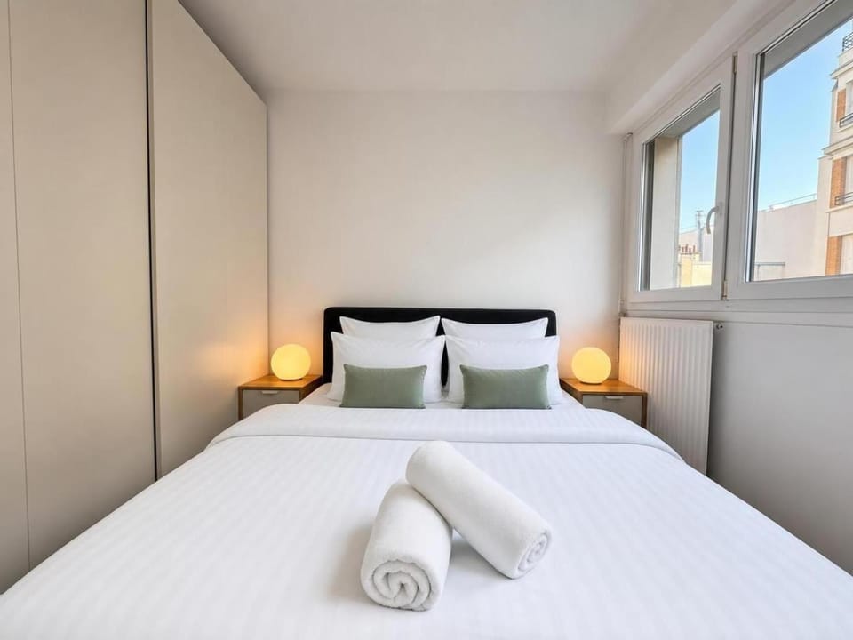 Bed, Bedroom, towels