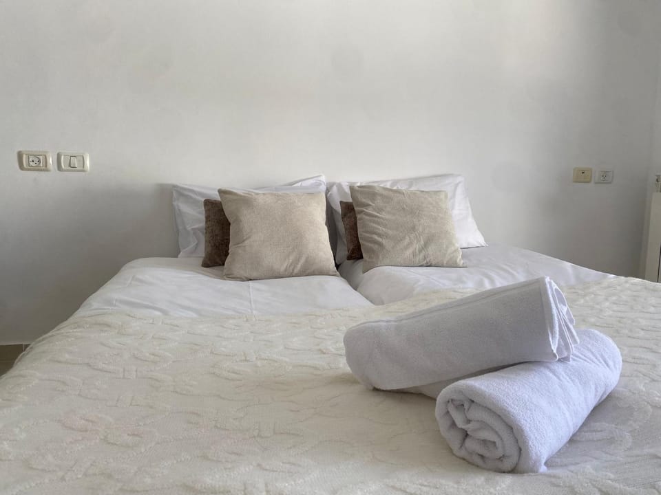 Royal Messilat Suite Penthouse 4bdrm Souccah 40 m Apartment in Jerusalem