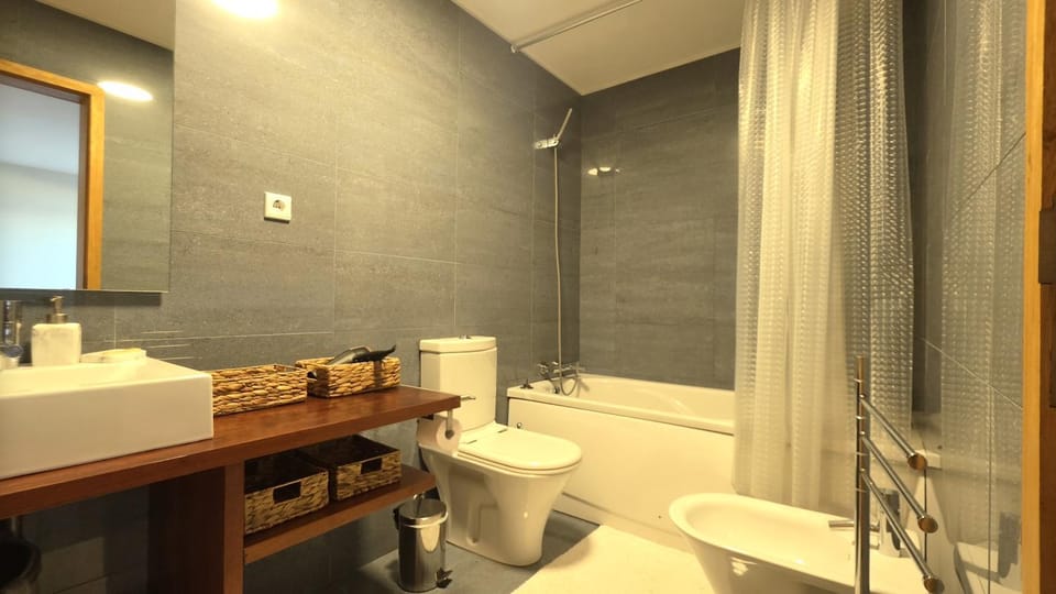 Shower, Toilet, Bathroom, Bath, bidet, towels