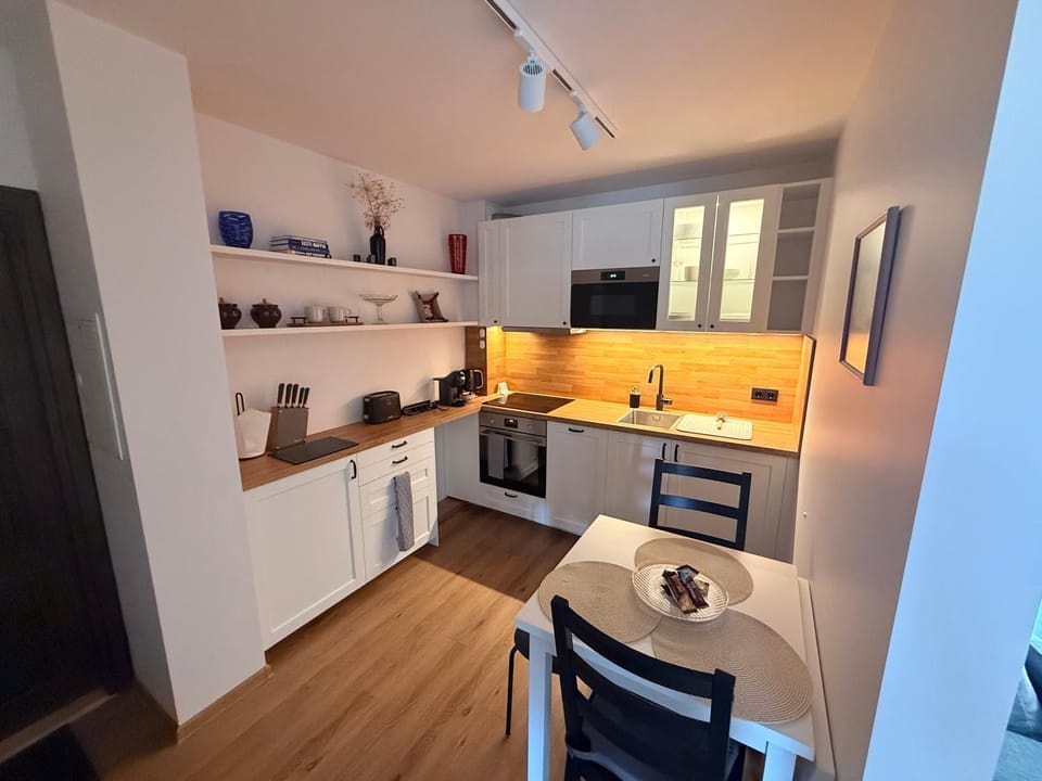 Coffee/tea facilities, Kitchen or kitchenette, Dining area, dishwasher, oven, stove, toaster