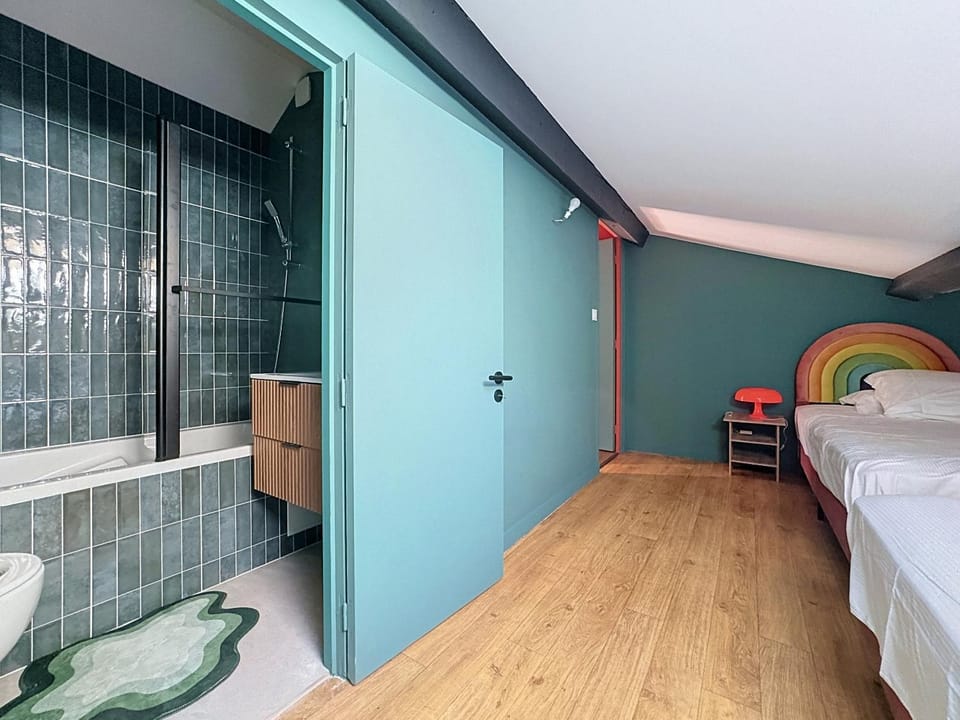 Toilet, Bed, Bathroom, Photo of the whole room, Bedroom, Bath, towels