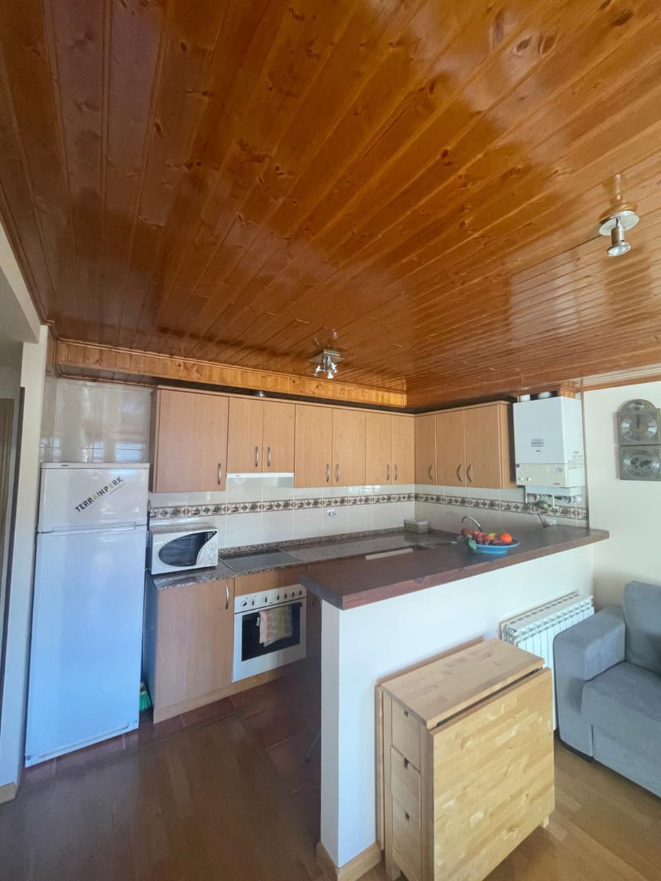 Kitchen or kitchenette, dishwasher, oven