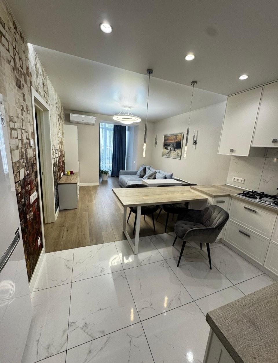 Kitchen or kitchenette, Living room, Seating area, Dining area