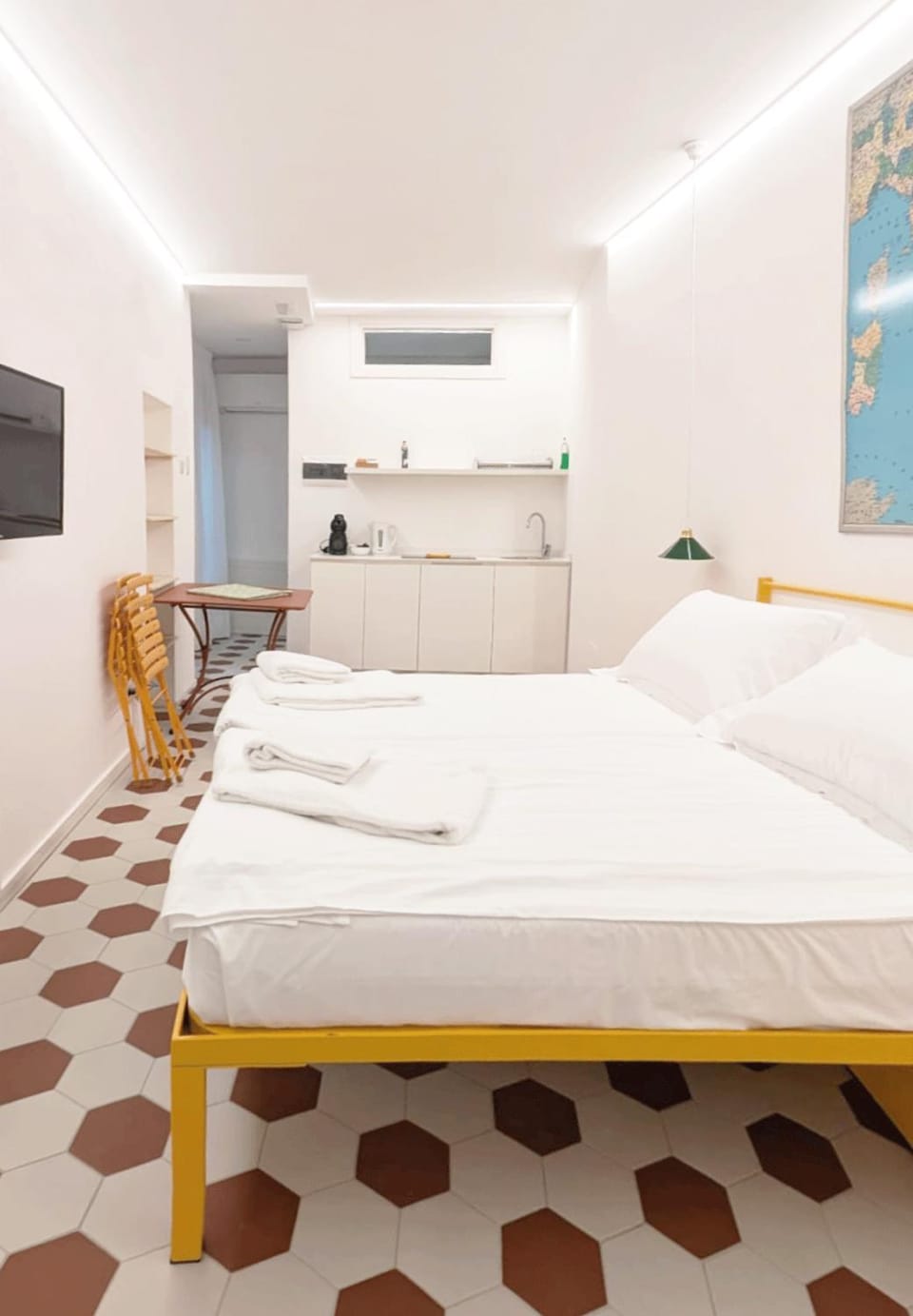 Bed, TV and multimedia, Kitchen or kitchenette, Photo of the whole room, Bedroom, air conditioner