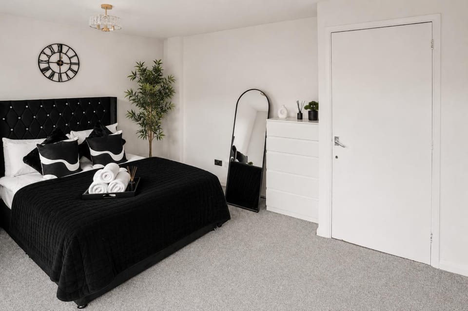 Bed, TV and multimedia, Balcony/Terrace, Photo of the whole room, Seating area, Bedroom, Garden view, cot, flat iron, furniture, hair dryier, heating, internet, storage, towels, VIP, wardrobe
