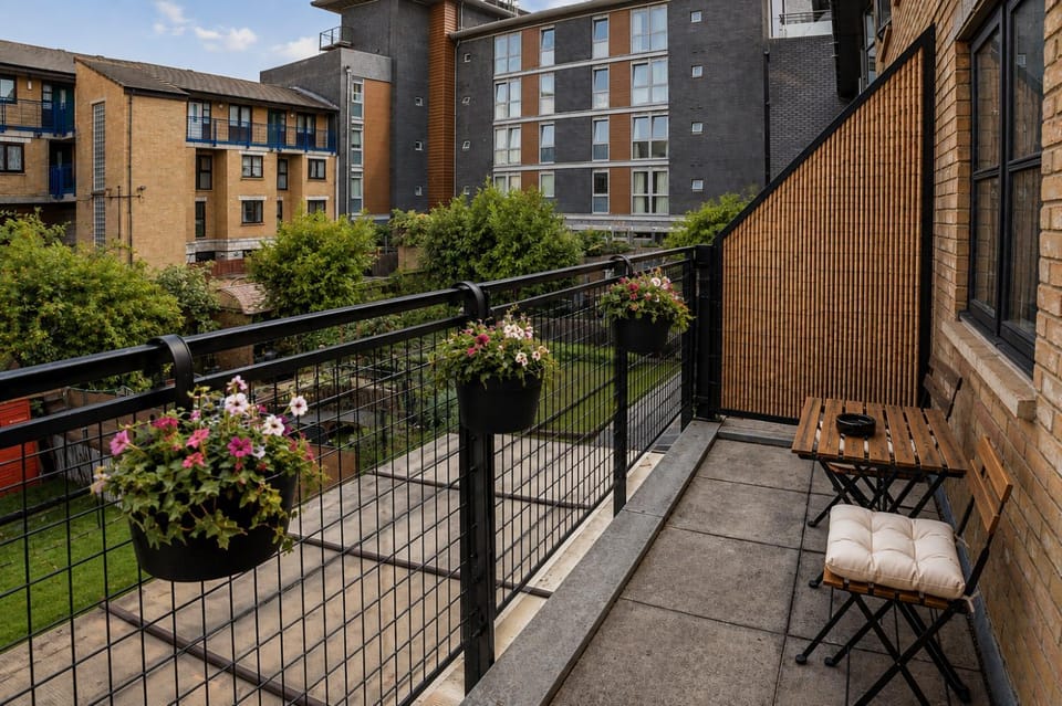 Property building, Patio, Spring, Bed, Day, Garden, TV and multimedia, View (from property/room), Balcony/Terrace, Balcony/Terrace, Photo of the whole room, Seating area, Bedroom, Garden view, Street view, flat iron, hair dryier, heating, internet, storage, towels, VIP, wardrobe