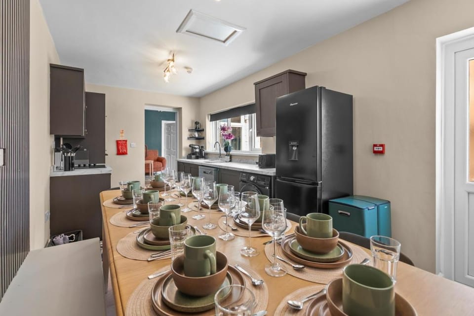 Luxury Home, Sleeps 12, Pool Table, Free Parking House in Worcester