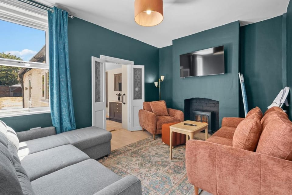 Luxury Home, Sleeps 12, Pool Table, Free Parking House in Worcester