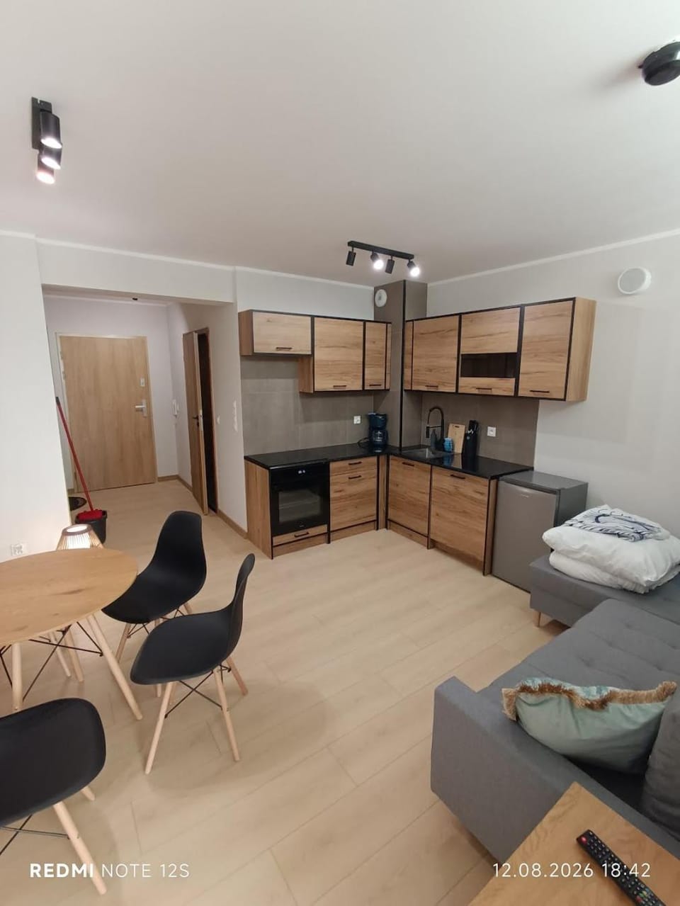 Kitchen or kitchenette, Seating area, oven, stove