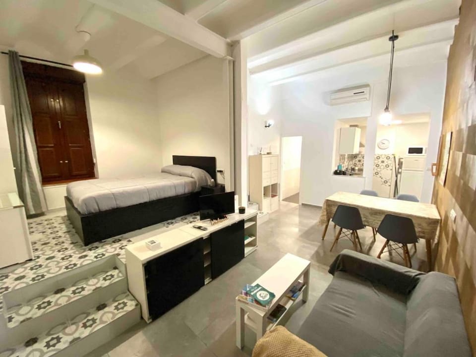 TV and multimedia, Photo of the whole room, Bedroom, air conditioner