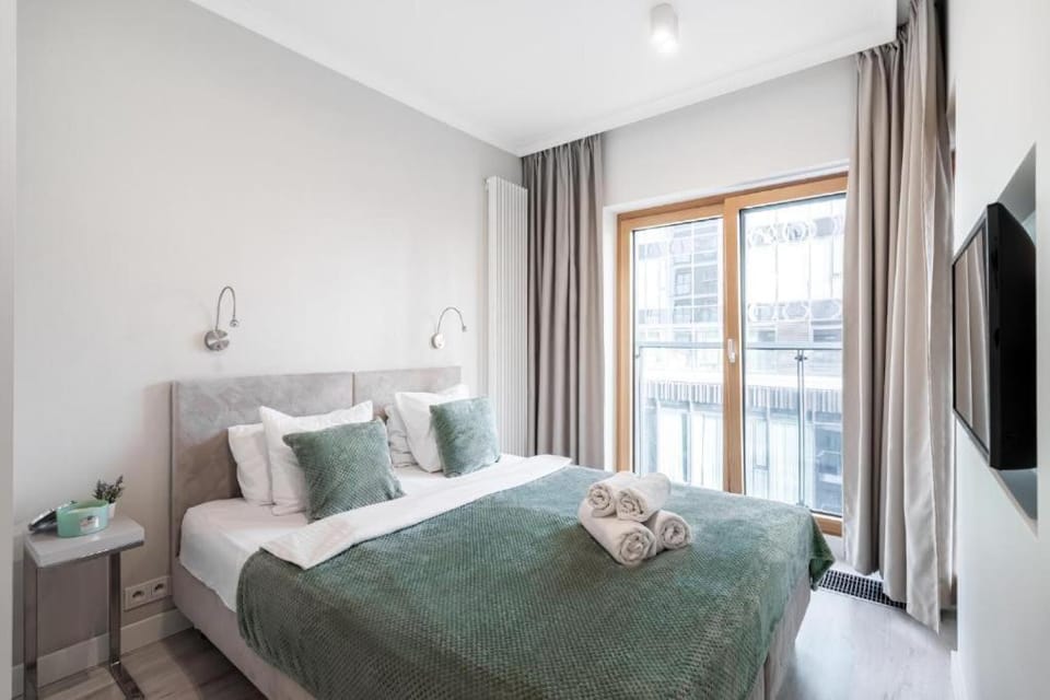 Bed, TV and multimedia, Photo of the whole room, Bedroom, towels