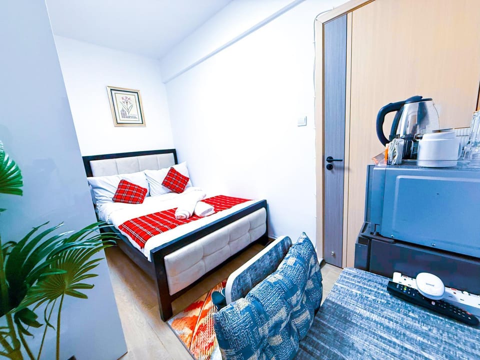 Bed, Coffee/tea facilities, Kitchen or kitchenette, Living room, Photo of the whole room, Seating area, Bedroom, minibar
