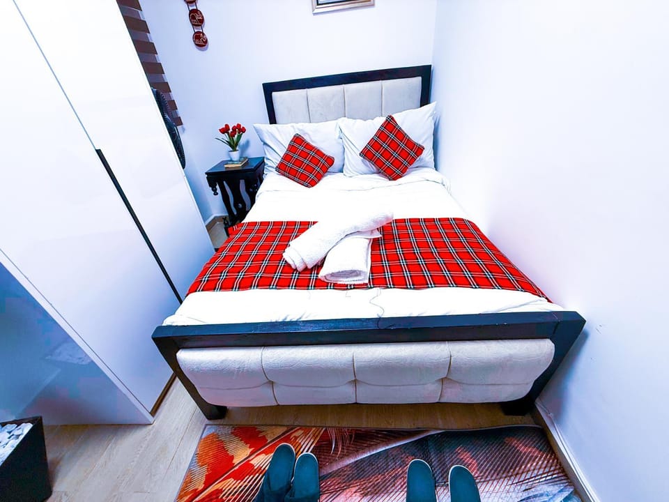 Bed, Photo of the whole room, Bedroom, towels