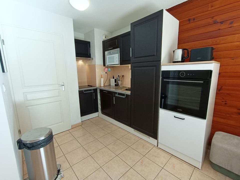 Kitchen or kitchenette, oven, stove