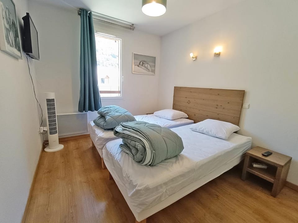 Bed, TV and multimedia, Bedroom