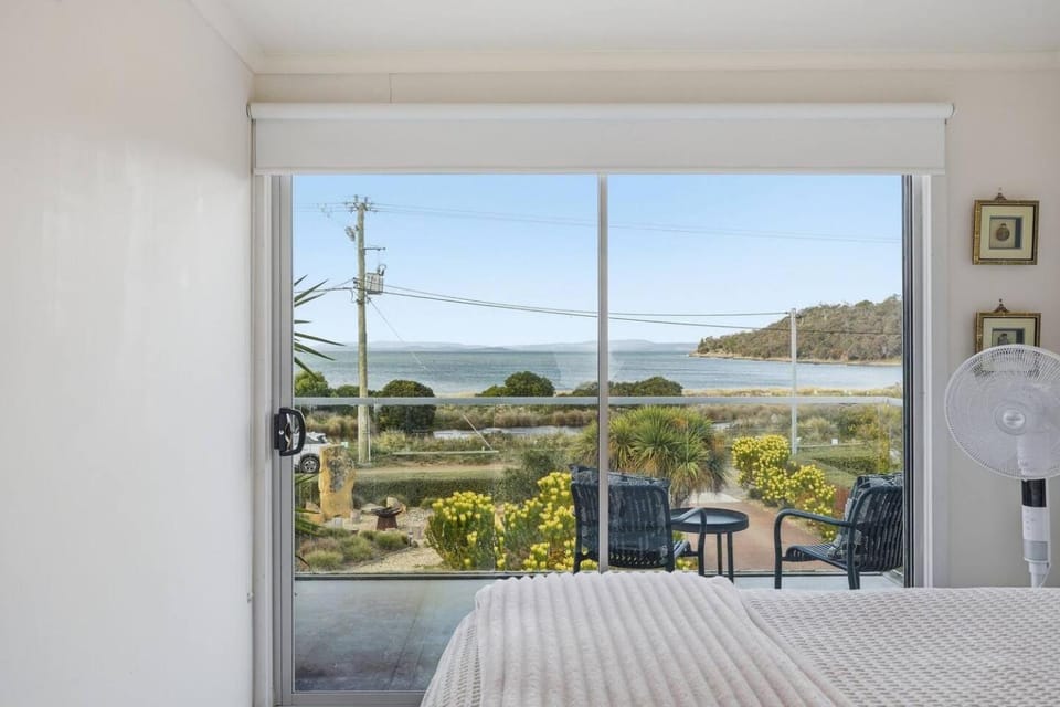 Seven Mile Beach Holiday Home - unwind and restore House in Tasmania