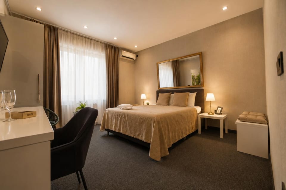 Bed, TV and multimedia, Living room, Photo of the whole room, Seating area, Bedroom, hair dresser