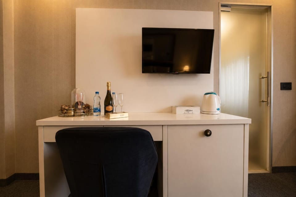 TV and multimedia, Kitchen or kitchenette, Food and drinks, Drinks