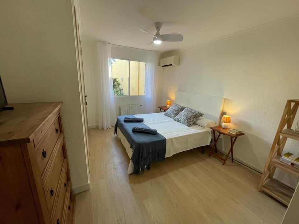Bed, TV and multimedia, Photo of the whole room, Bedroom, towels, air conditioner