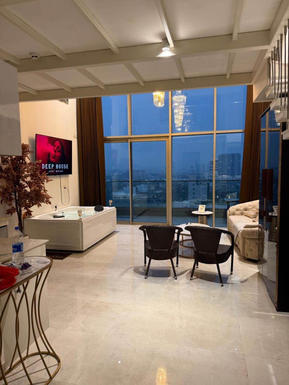 Luxury duplex with jacuzzi in Gurugram stay Apartment in Gurugram