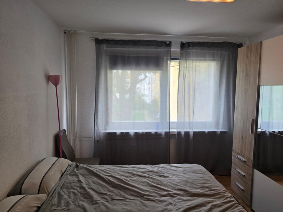Schönes geräumiges Zimmer mit sehr gutem WIFI nähe Flughafen BER nicht die gesamte Unterkunft Vacation rental in Berlin