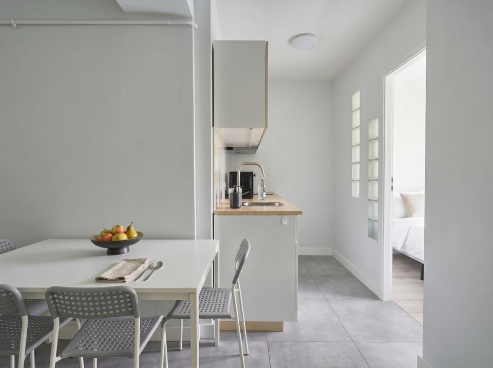 Coffee/tea facilities, Kitchen or kitchenette, Dining area, minibar