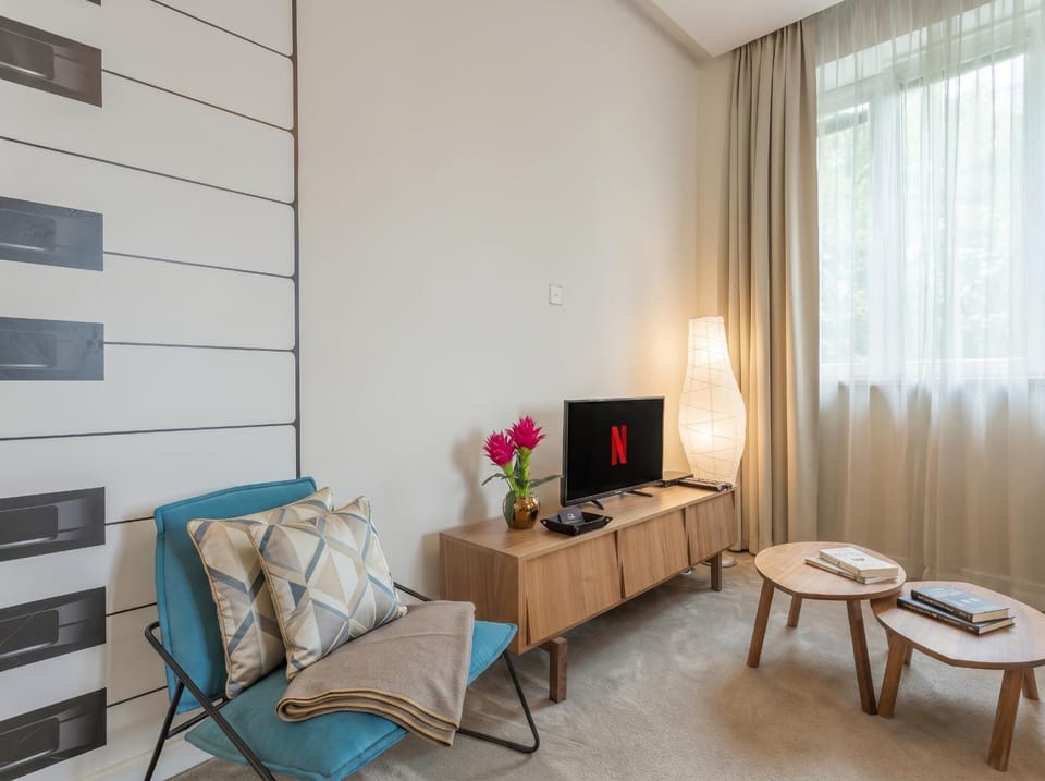 Communal lounge/ TV room, TV and multimedia, Living room, Seating area, Evening entertainment