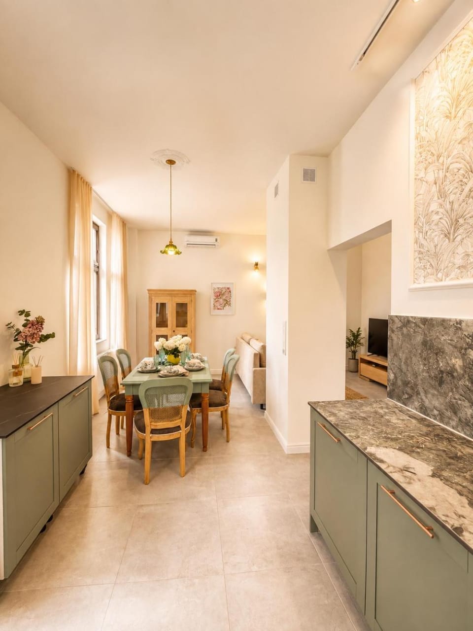 Kitchen or kitchenette, Dining area