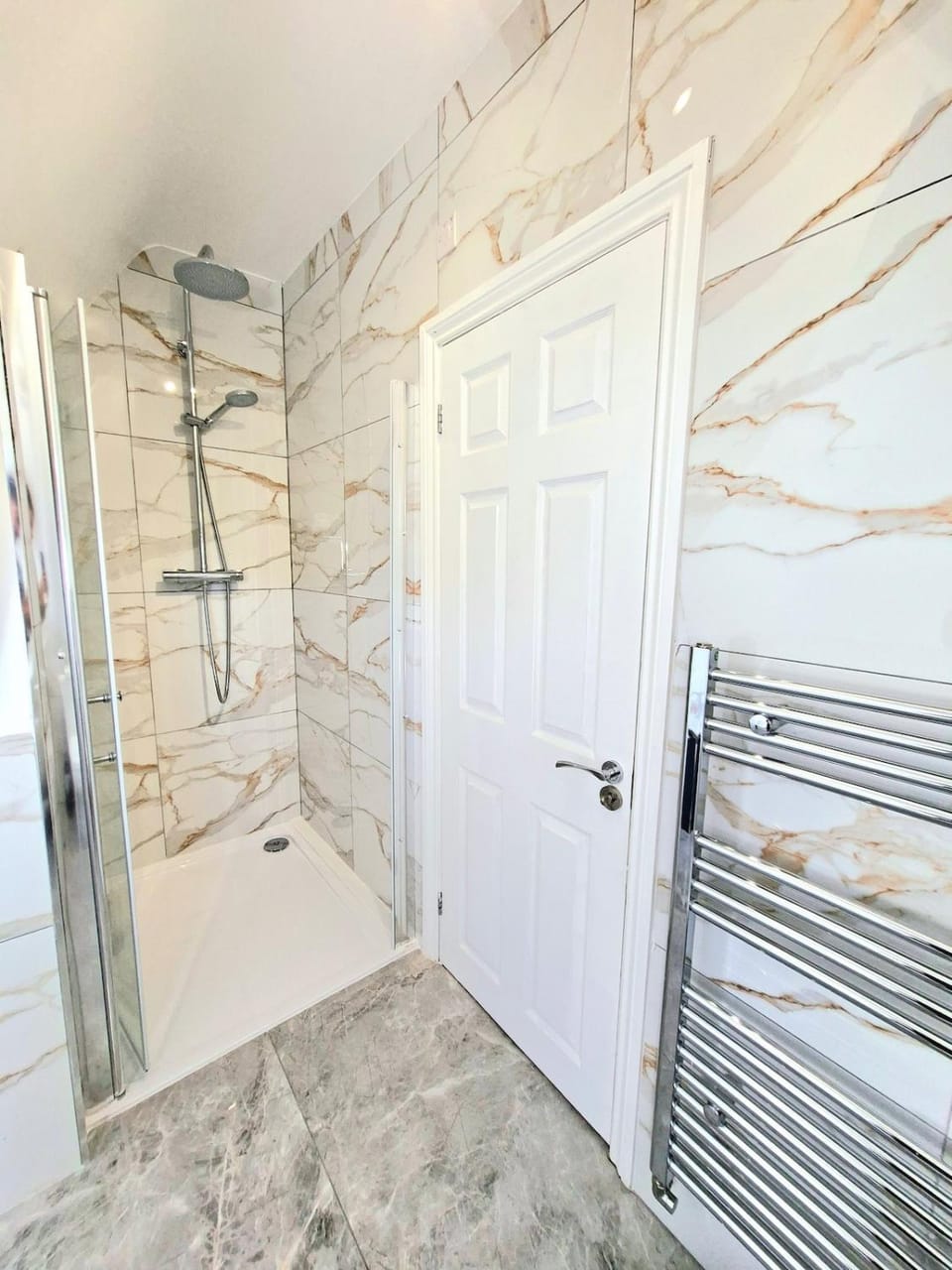 Stylish Two Bedroom Flat, Near Town Centre, 4 Adults, 10 Mins to Beach, Netflix, WiFi Apartment in Poole