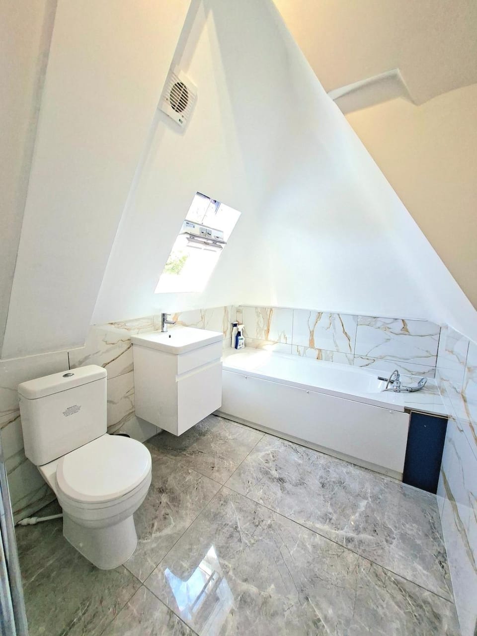 Stylish Two Bedroom Flat, Near Town Centre, 4 Adults, 10 Mins to Beach, Netflix, WiFi Apartment in Poole