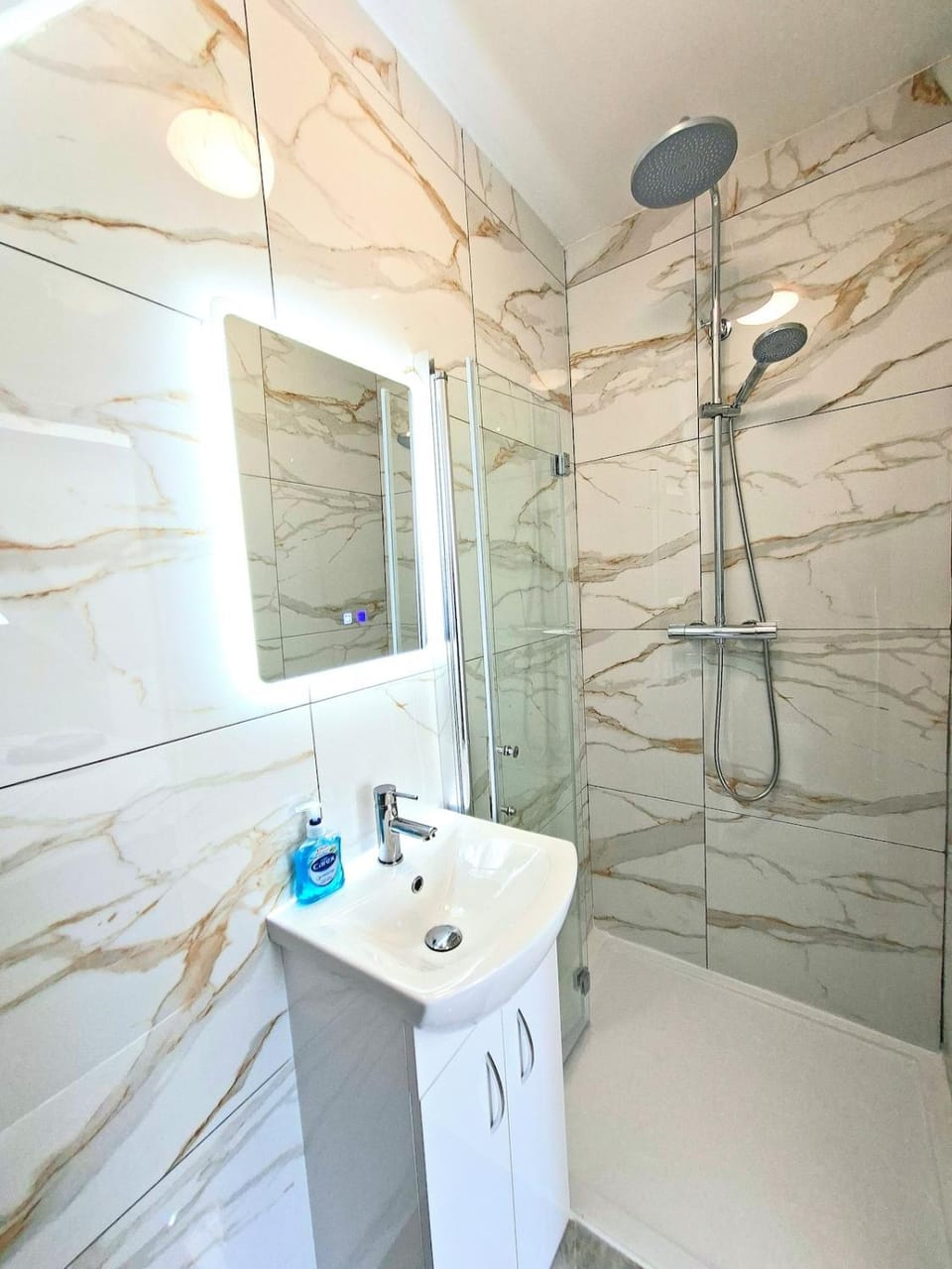 Stylish Two Bedroom Flat, Near Town Centre, 4 Adults, 10 Mins to Beach, Netflix, WiFi Apartment in Poole