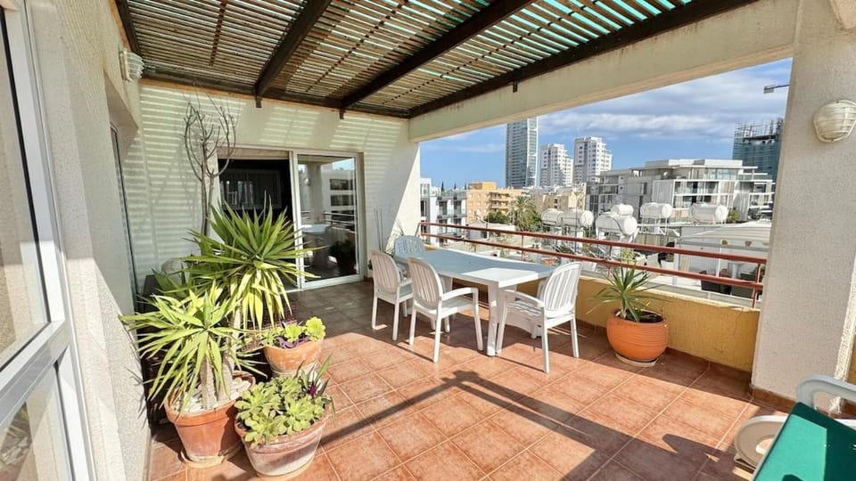 Spacious Entire Floor Penthouse 200m To The Beach Apartment in Limassol City