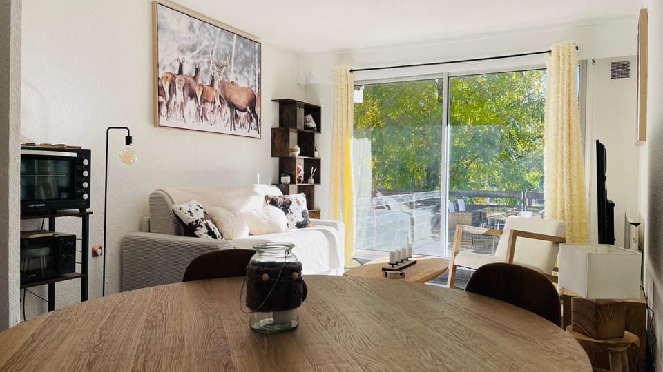Communal lounge/ TV room, Living room, Dining area