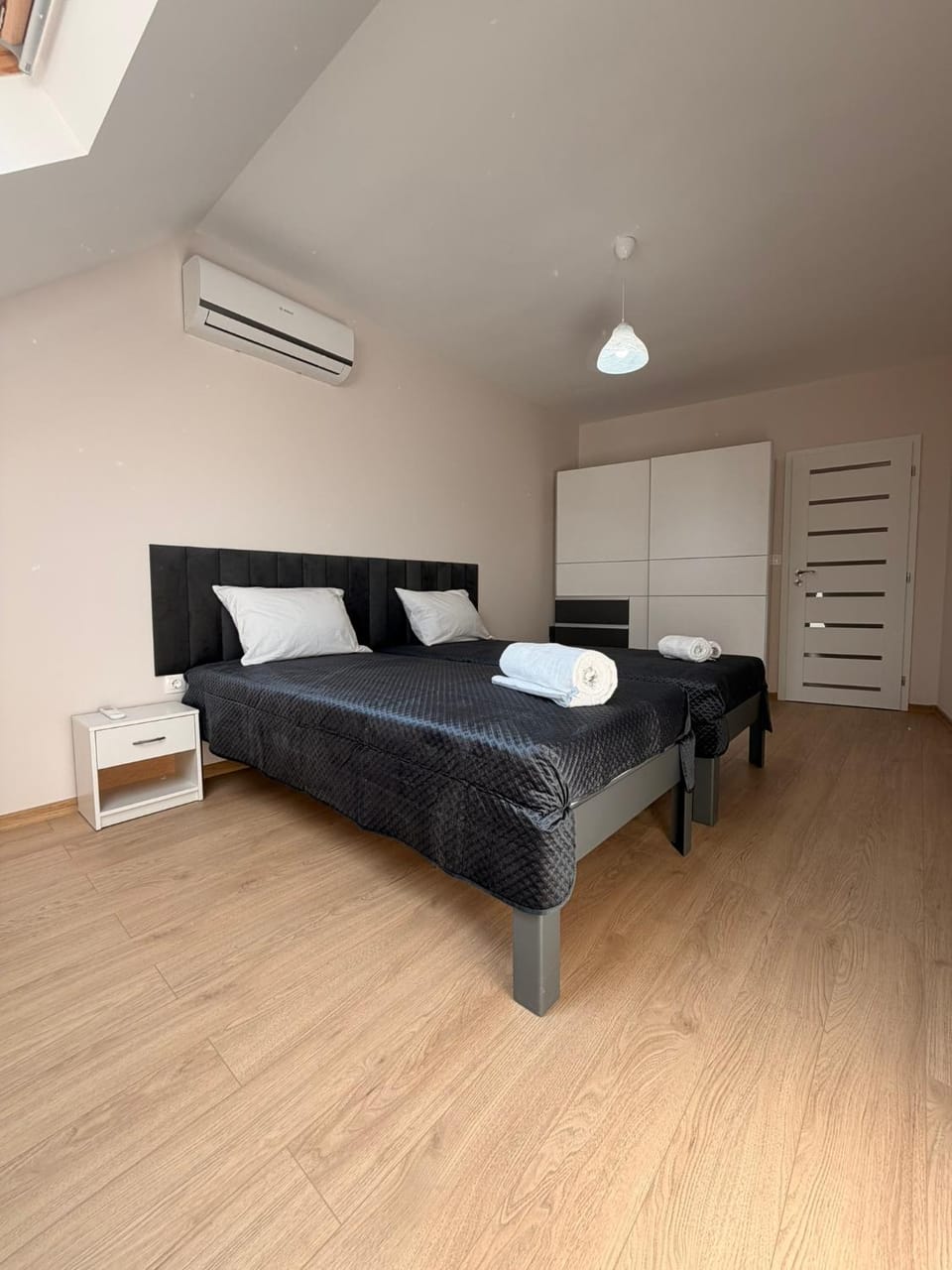 Bed, Photo of the whole room, Bedroom, air conditioner