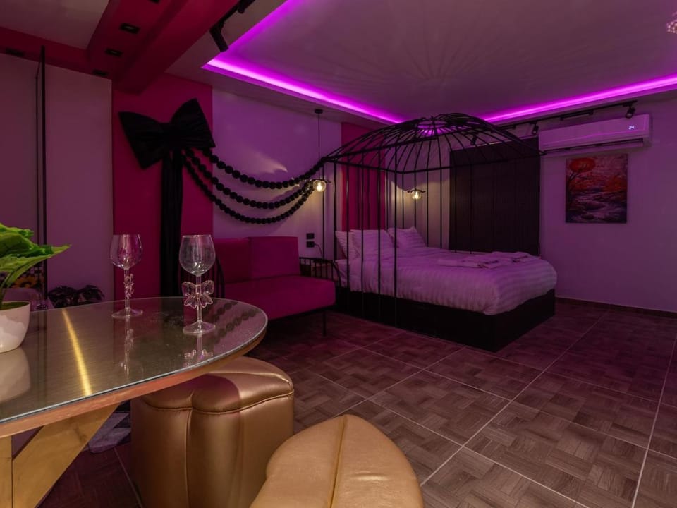 Bed, TV and multimedia, Living room, Photo of the whole room, Seating area, Bedroom, air conditioner