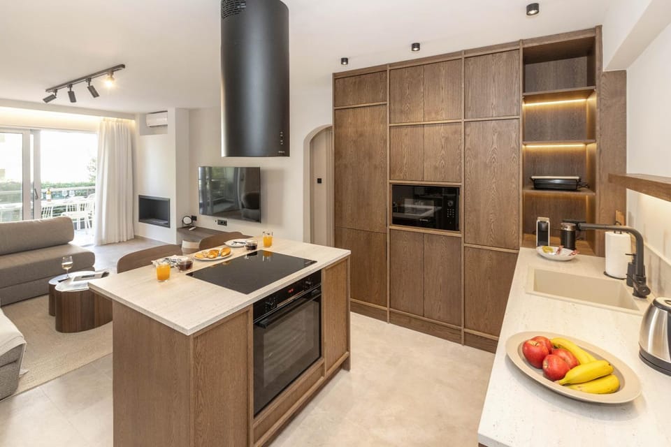 TV and multimedia, Coffee/tea facilities, Kitchen or kitchenette, oven, stove